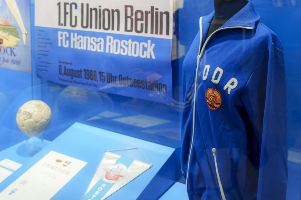 Plakate, Urkunde, Wimpel, Fußball und eine blaue Trainingsjacke aus DDR-Zeiten.