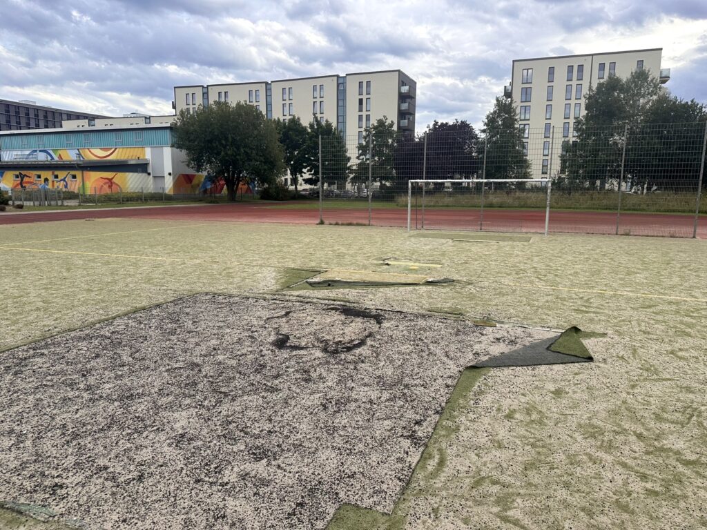 Sportplatz Ratzeburger Straße WIRO Ein maroder Kunstrasenplatz in der Ratzeburger Straße. Der Belag ist vollkommen zerschlissen und für den Spielbetrieb gesperrt.