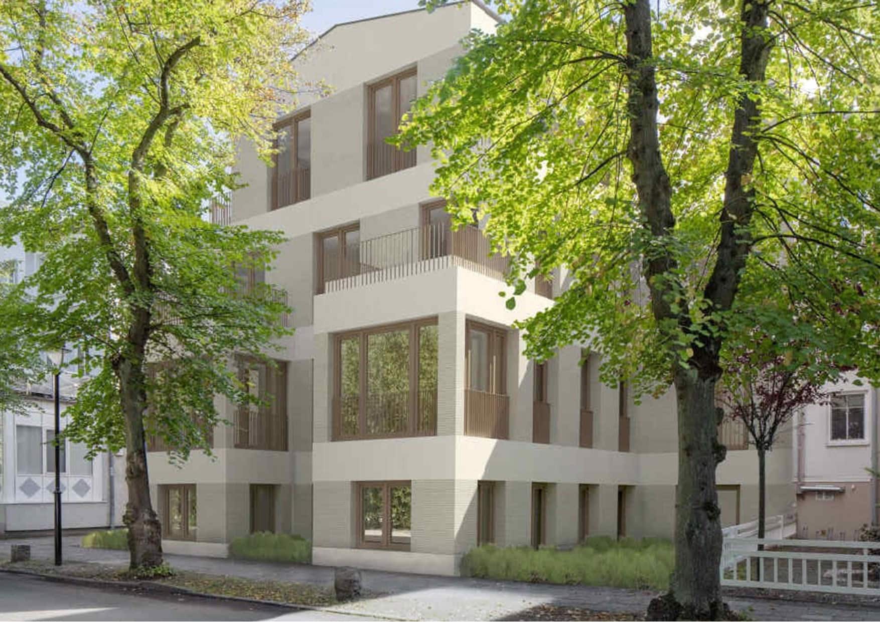 3D-Rendering eines modernen, hellen Wohngebäudes an einer straßenseitigen Ecke, umgeben von hohen, belaubten Bäumen. Das Gebäude hat mehrere Etagen, große Fenster und Balkone mit Holzgeländern.