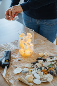 Muschel-Lichterkette Selbstgebastelte Lichterkette aus Muscheln in einer Glasvase.