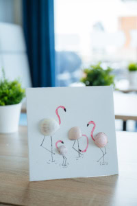 Muschel-Flamingo Gebastelte Flamingos mit pinkfarbenem Hals und einem Körper aus einer Muschel.