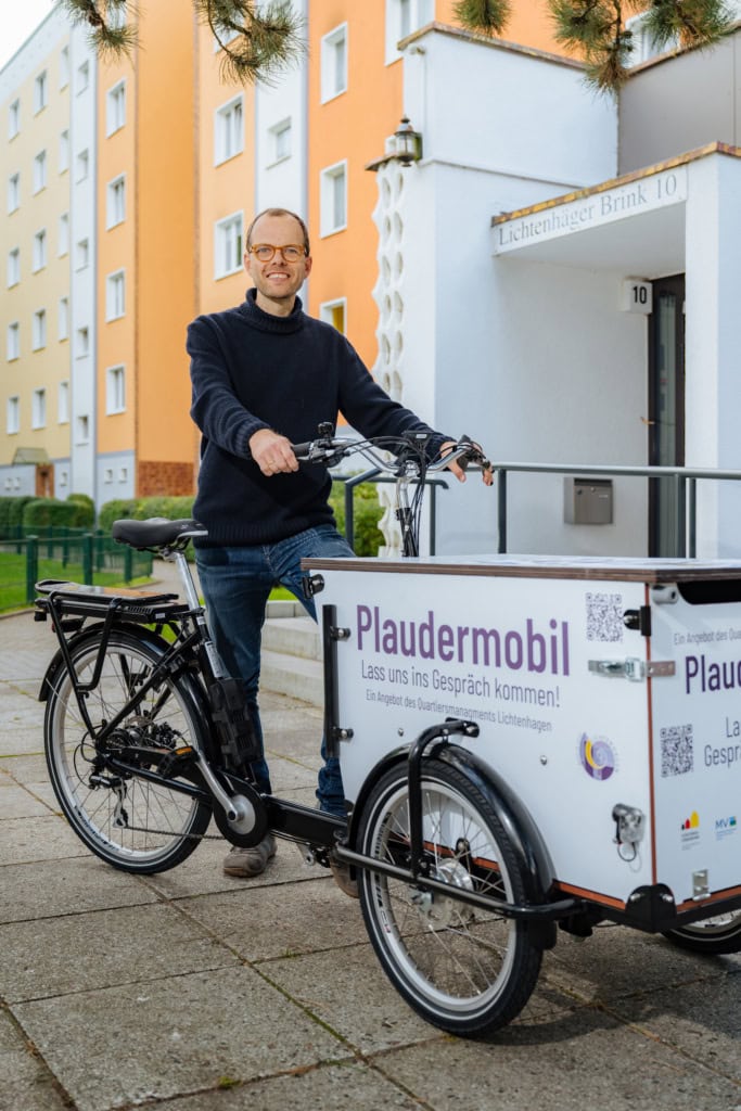 Adelwin Südmersen Plaudermobil Adelwin Südmersen, schlank, fröhliches Lachen, hat ein ganz besonderes Gefährt: ein Plauderrad. Damit fährt er durch die Stadt und lädt zu Gesprächen ein.