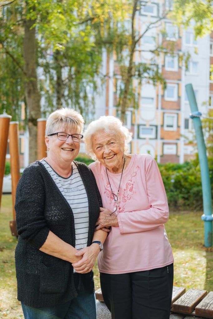 Ein richtig gutes Team: Hannelore Stimm und Gerda Holz (li.) Ein richtig gutes Team: Hannelore Stimm (kurze blonde Haare, Brille) und die 98-jährige fröhliche Gerda Holz (li.)