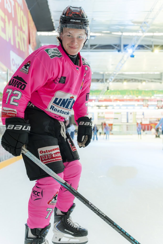 Kilian Steinmann ist 24 Jahre, spielt im pinken Dress Eishockey bei den Piranhas und unterstützt beim Training des Nachwuchses.