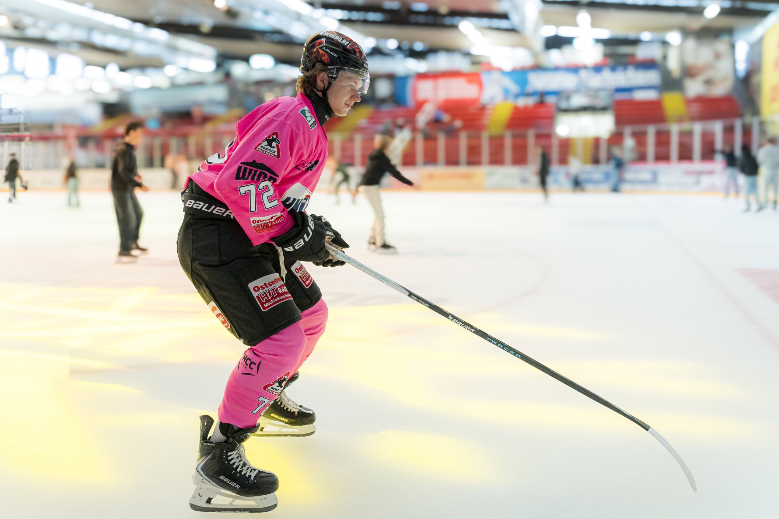 Kilian Steinmann ist 24 Jahre, spielt im pinken Dress Eishockey bei den Piranhas und unterstützt beim Training des Nachwuchses.