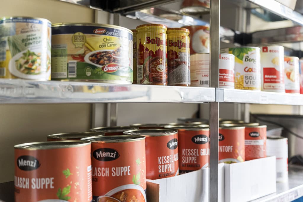 Vorräte in Dosen Lebensmittel wie Gulasch-Suppe, Chili con Carne, Soljanka, Bohnen und Mais in Dosen sind Vorräte, die sich für Notfälle eignen.