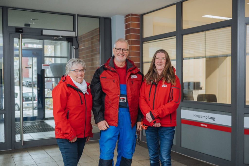 Die Visitenkarten der WIRO in der Helsinkier Straße: Micha Röllig und seine Kolleginnen vom Hausempfang: Simone Hackbusch (li.) und Katrin Burmeister