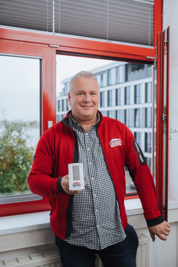 Schimmel ist ein Albtraum für viele Mieter, das weiß Sascha Brinkmann von der WIRO-Wohnungswirtschaft Technik aus Erfahrung. Der freundliche Mann mit den kurzen grauen Haaren und einem Hygrometer in der Hand gibt wertvolle Tipps fürs Raumklima.