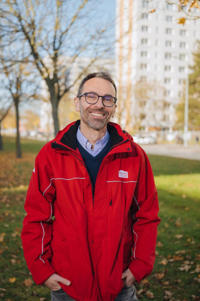 Thomas Krentz, Brille, kurze Haare, rote WIRO-Jacke, gehört zum WIRO-Vermietungsteam er Warnowallee 23a.
