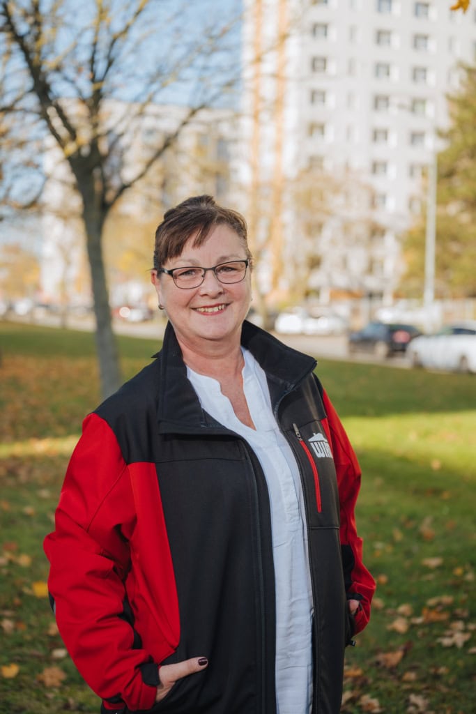 Anette Scholze, Brille, rot-schwarze WIRO-Jacke, gehört zum Vermietungsteam der Warnowallee 23a.