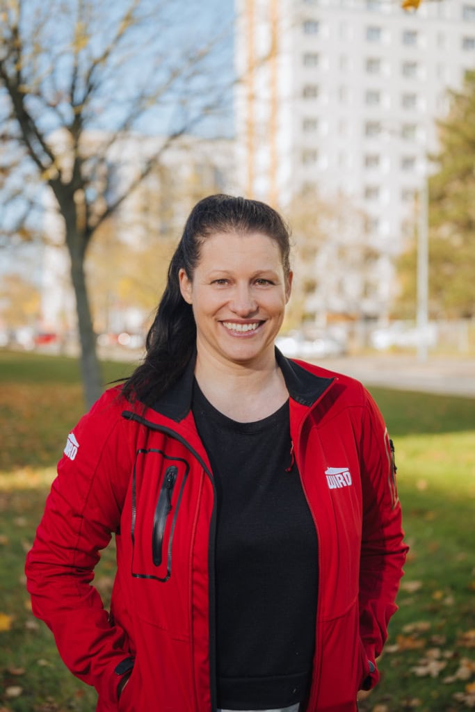 Denise Grote, dunkler langer Pferdeschwanz, rote WIRO-Jacke, gehört zum Vermietungsteam der Warnowallee 23a.