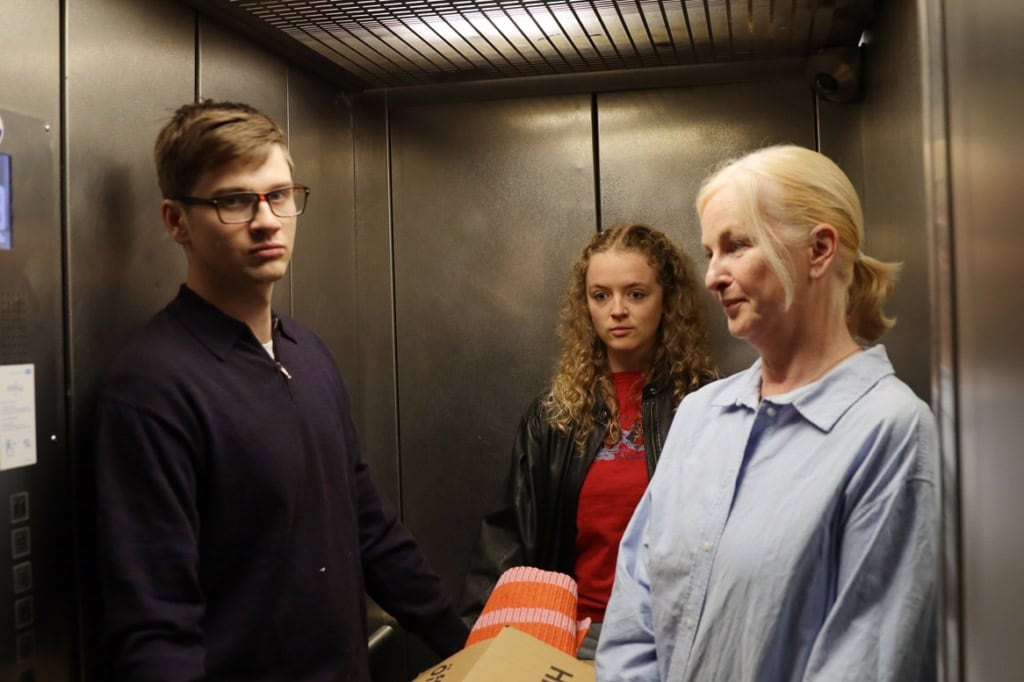 Szene im Fahrstuhl: Die Darsteller Felix Hübe (li.), Tilla Danaylow (mi.) und Angela Schlabinger.