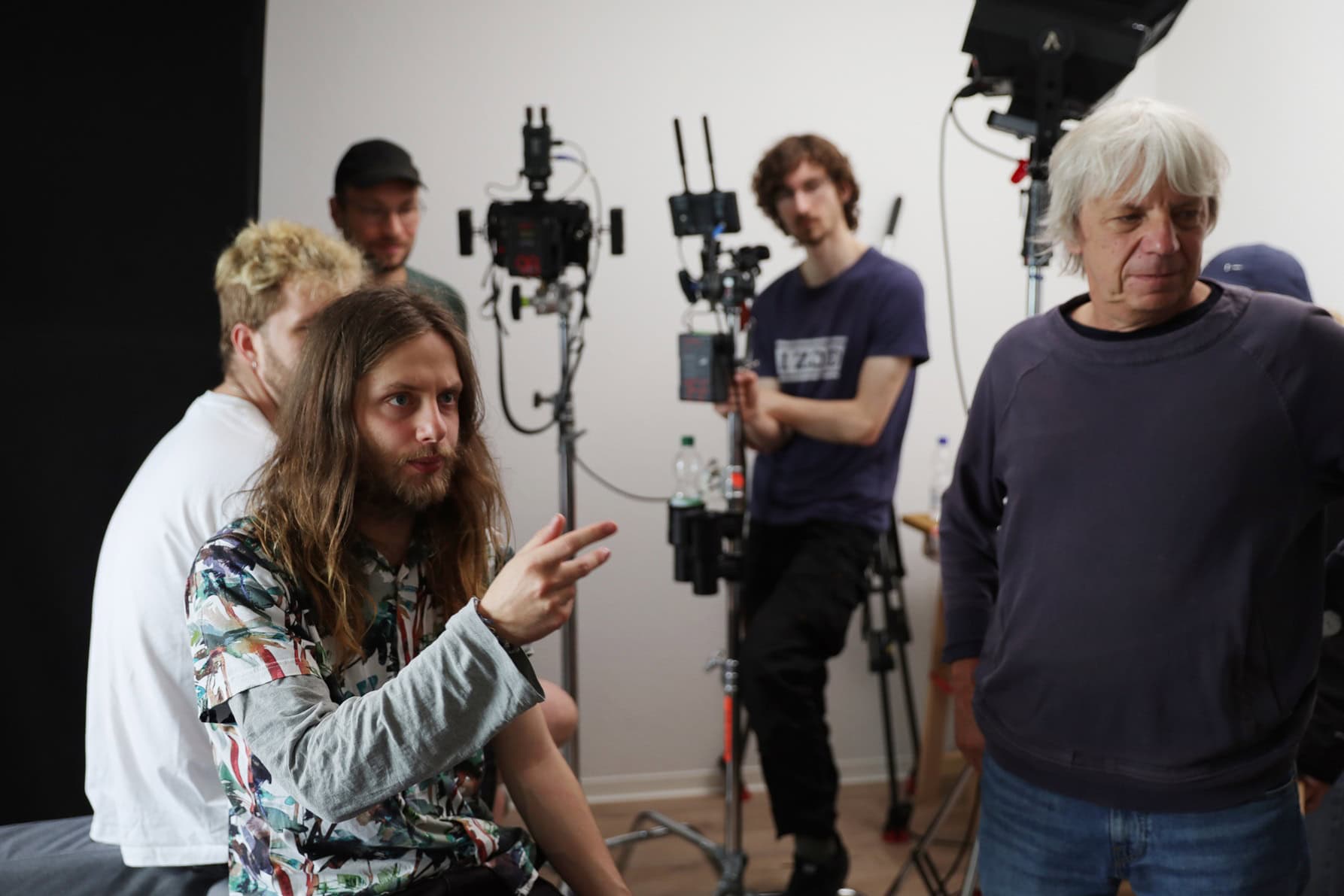Filmset in Evershagen: Jakob Engelmann (li.), lange braune Haare, Bart, und Mentor Andreas Dresen (re.).