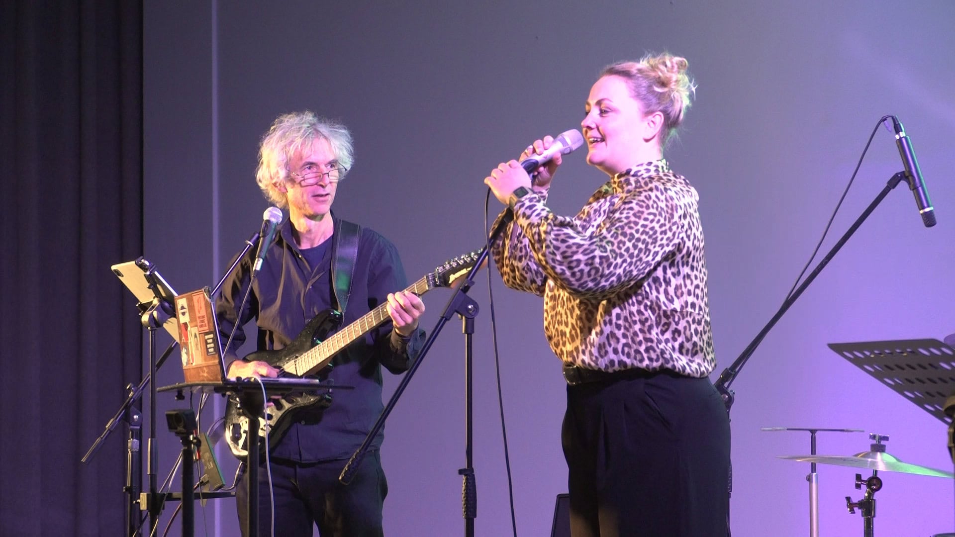 Sängerin Marie-Luise Böning und Gitarrist Gregor Siegmund musizieren bei »Rostock singt«. Der Verein sorgt seit 2019 dafür, dass Menschen regelmäßig zusammenkommen, um gemeinsam Musik zu machen.