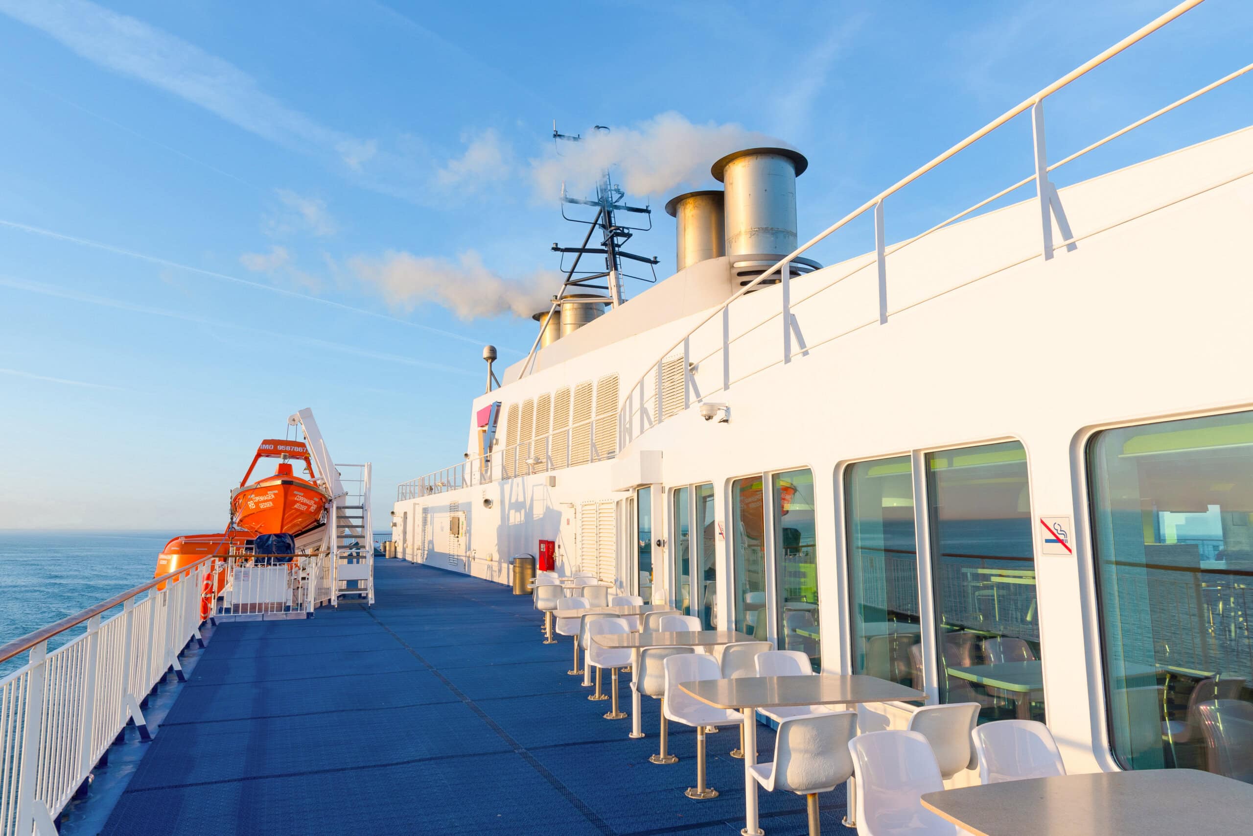 Die Scandlines-Fähre nach Gedser startet mindestens alle drei Stunden vom Rostocker Überseehafen.