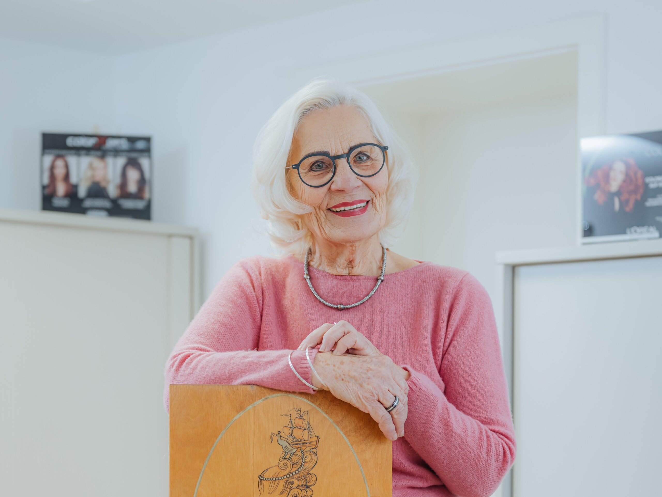 Haare und Menschen – das ist Gerlinde Möllers Leben. Der aparten Dame mit der weißen Frisur gehören mehrere Modesalons in Rostock.