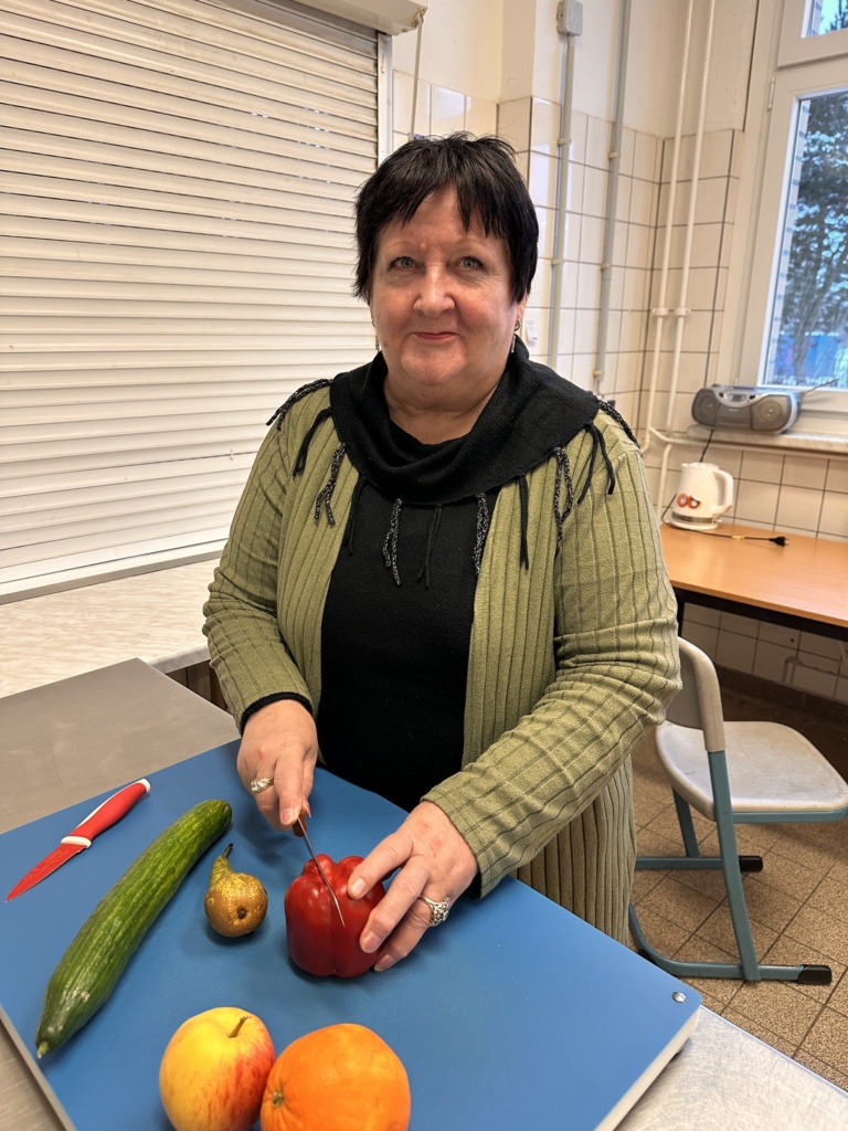 Bärbel Weißschnur, Wohltat e.V., Grundschule »Ostseekinder« in Dierkow: »Seit 16 Jahren komme ich an zwei bis drei Tagen in der Woche um 7 Uhr morgens in die Grundschulküche. Zu zweit schmieren wir bis zur Frühstückspause Stullen, schneiden Obst und Gemüse für etwa 70 Kinder.