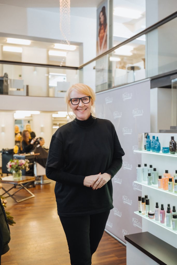 Ihr Beruf ist ihre Berufung: Andrea Krautz - ganz in schwarz gekleidet - wusste schon früh, was sie wollte: Friseurmeisterin und Style-Coach. 2005 hat sie, noch unter ihrem Mädchennamen, den 300-Quadradratmeter-Salon »Andrea Pagels Intercoiffure« in der Rostocker Pädagogienstraße eröffnet.