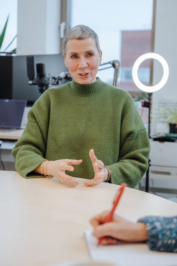 Alke Martens, Kurzhaarschnitt und grüner Pullover, ist Professorin an der Uni Rostock, Expertin für KI, Ethik und digitale Bildung.