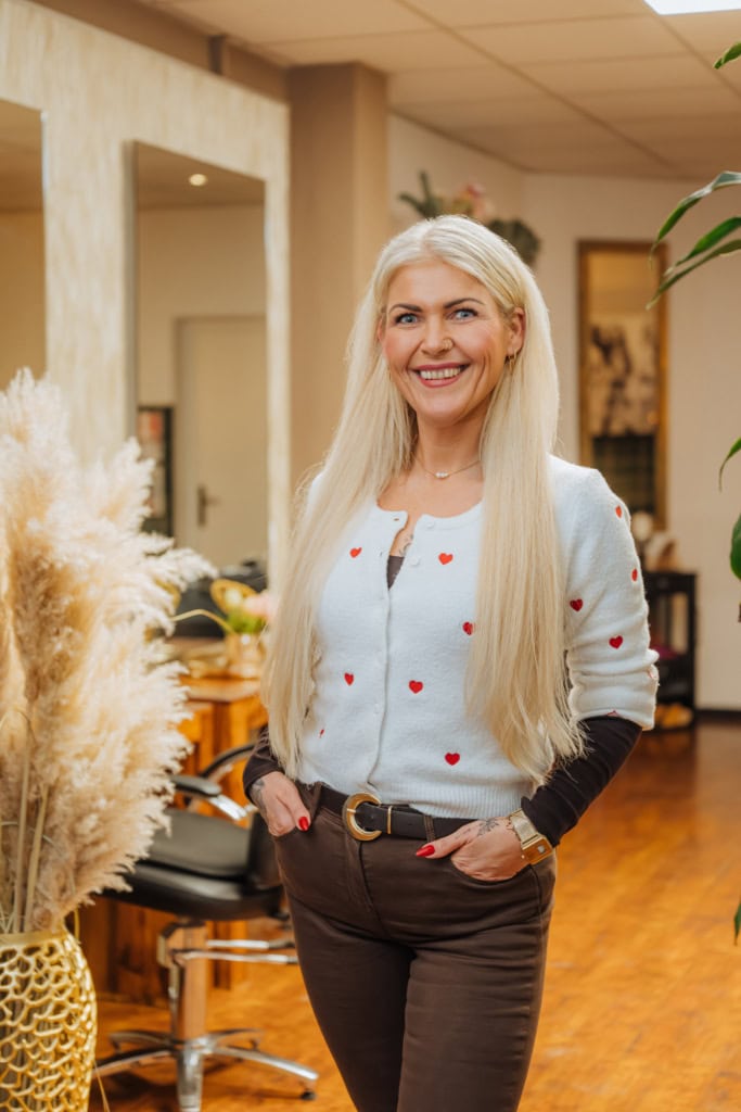 Ein Termin bei der blonden Friseurmeisterin Cindy Wrobel im Salon in der Rostocker Wokrenter Straße ist so unterhaltsam wie ein Mädelsabend.