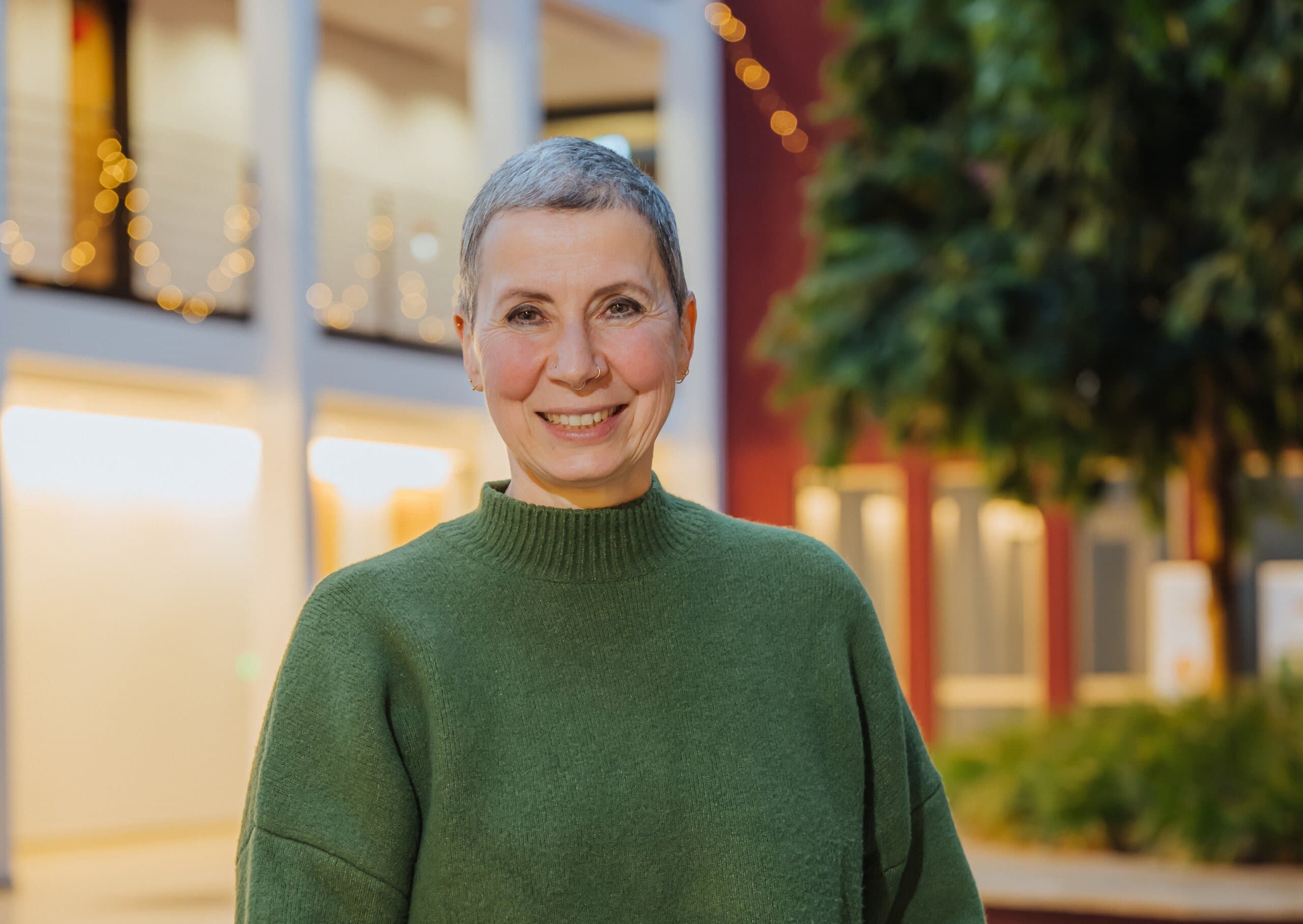 Alke Martens, Kurzhaarschnitt und grüner Pullover, ist Professorin an der Uni Rostock, Expertin für KI, Ethik und digitale Bildung.