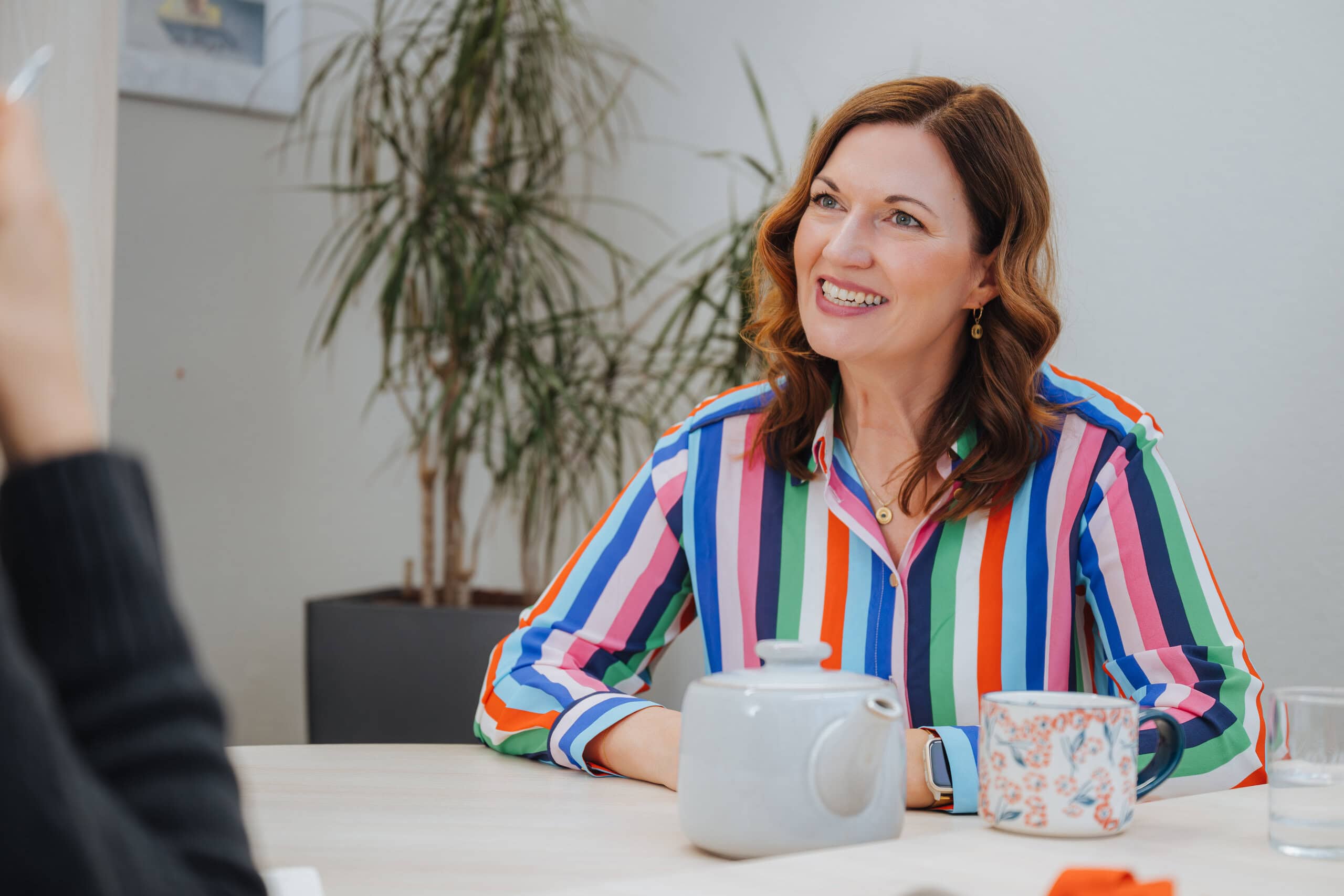 Geschäftsführerin Karina Gradke, lange braune Haare, bunt gestreifte Bluse, leitet die WIRO-Tochter "Pflege in Rostock".