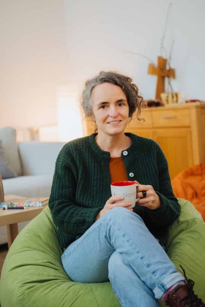 Madlen Grolle-Döhring, lockig zusammengesteckte Haare, dunkle große Augen, vom Rostocker Kinderhospizdienst OSKAR.