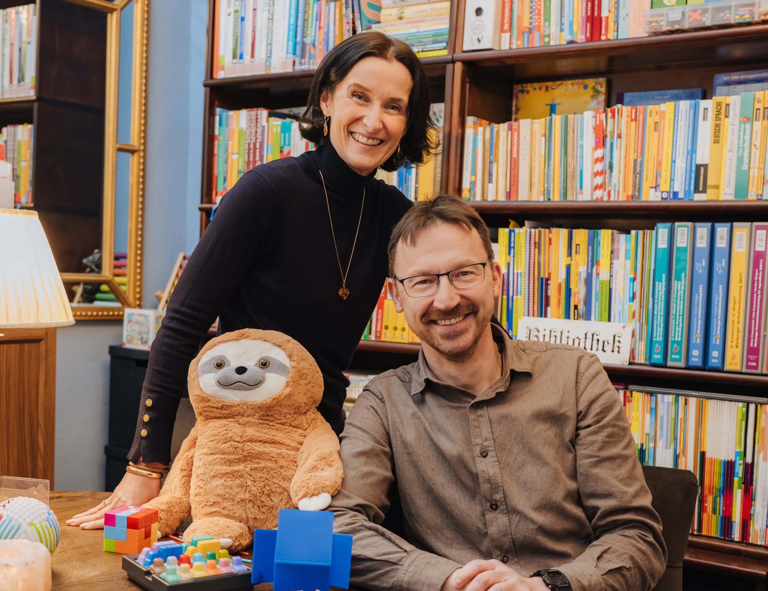 In ihrer gemütlichen Praxis mit vielen Büchern und Spielzeugen in der Rostocker Wokrenterstraße arbeitet Lerntherapeutin Stephanie Kaye mit Mädchen und Jungen, damit sie wieder mit Freude in die Schule gehen. Stephan Stöwe übernimmt, wenn die jungen Schützlinge ihre Schwierigkeiten mit den Naturwissenschaften haben.