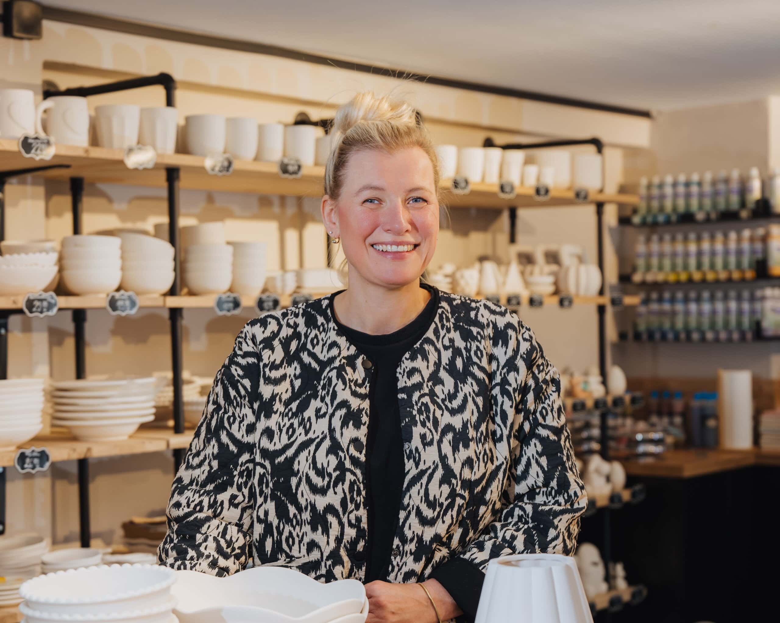 Im Keramikcafé "Hej Pottery" von Anke Bruhn türmen sich Schüsseln und Vasen, Tassen und Teller, Butterdosen und Hundenäpfe. Sie sind noch jungfräulich weiß und warten darauf, bemalt zu werden.