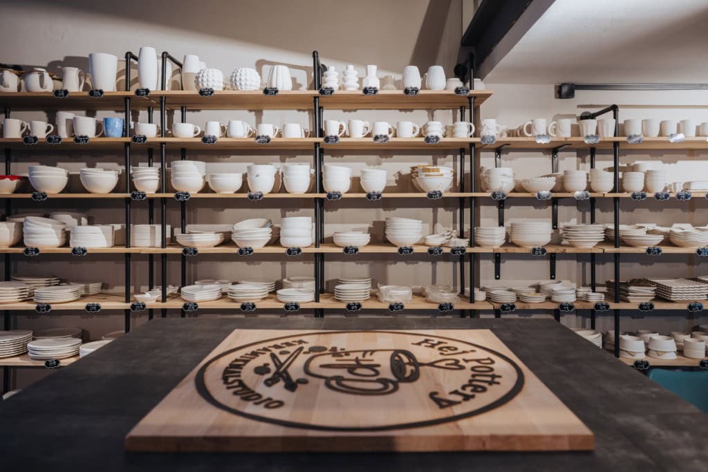 Im Keramikcafé "Hej Pottery" türmen sich Schüsseln und Vasen, Tassen und Teller, Butterdosen und Hundenäpfe. Sie sind noch jungfräulich weiß und warten darauf, bemalt zu werden.