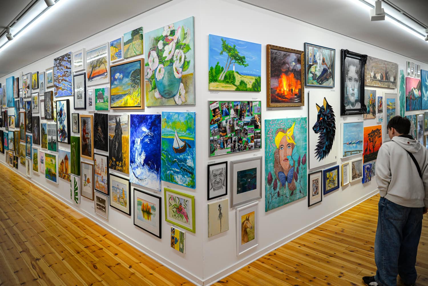 Bald haben Hobbykünstlerinnen und -künstler wieder Gelegenheit, ihre Werke einem großen Publikum zu zeigen. Vom 2. bis 8. April heißt es in der Kunsthalle: »Rostock Kreativ«, ein Kooperationsprojekt mit WIRO und Ostsee-Zeitung. Ausgestellt werden originale Werke der Genres Malerei/ Zeichnung, Skulptur, Fotografie sowie die Sonderkategorie »künstlerisch gestaltetes Osterei«.