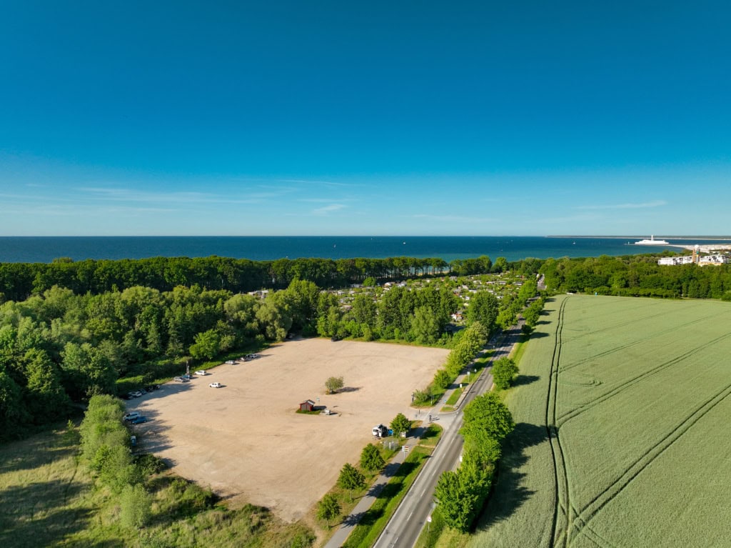 Den Parkplatz »Strand West«, 1,4 Hektar zwischen Warnemünde und Diedrichshagen, bringt die WIRO ab Herbst auf Vordermann. Auf der bis dato unbefestigten Fläche entstehen 163 normale Pkw-Plätze und 55 Stellplätze für Wohnmobile.