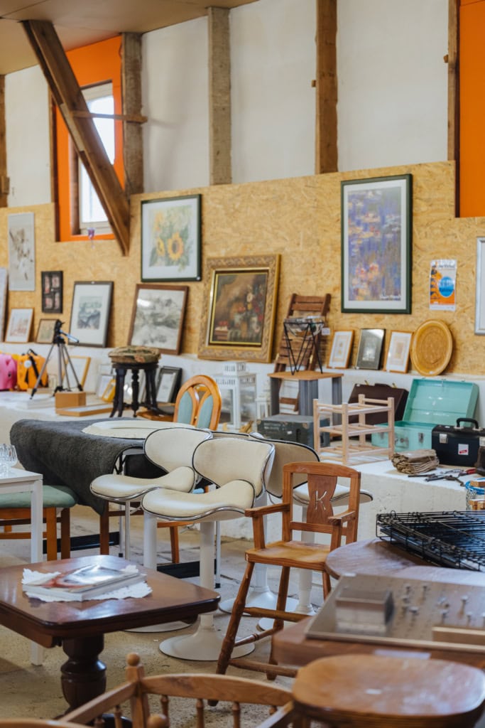 Blick in die Verkaufshalle des Rückkonsumzentrums Hanseschatz - zu sehen sind gebrauchte Möbel und Einrichtungsgegenstände