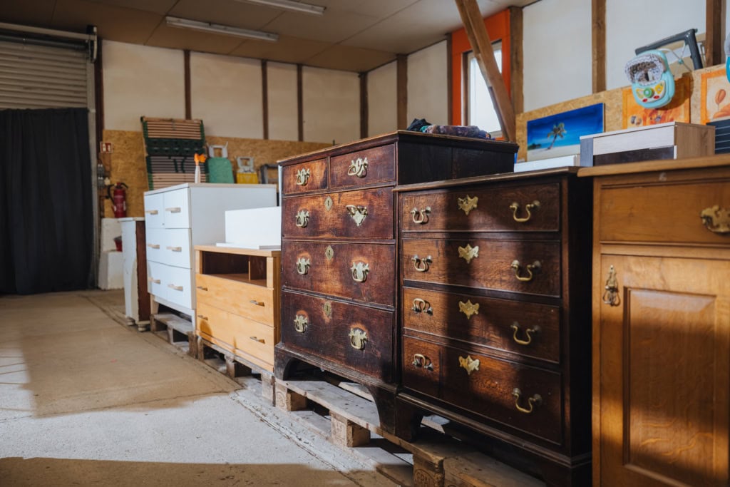 Blick in die Verkaufshalle des Rückkonsumzentrums Hanseschatz. im Vordergrund verschieden alte Kommoden und Sideboards