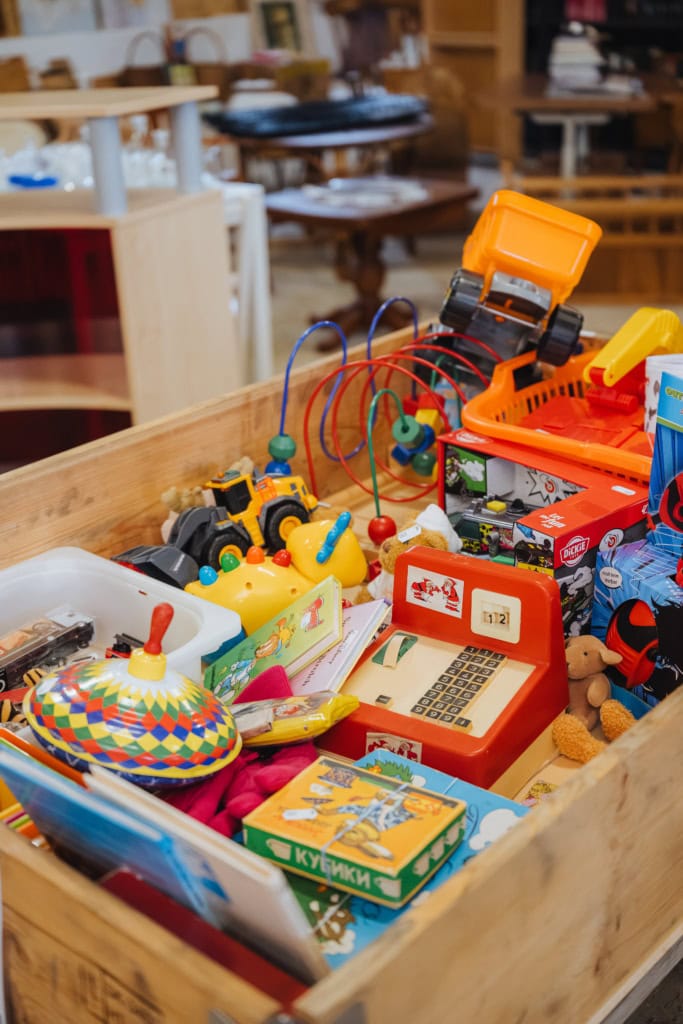Rückkonsumzentrum Hanseschatz, Blick in eine große Holzkiste mit Kinderspielzeug