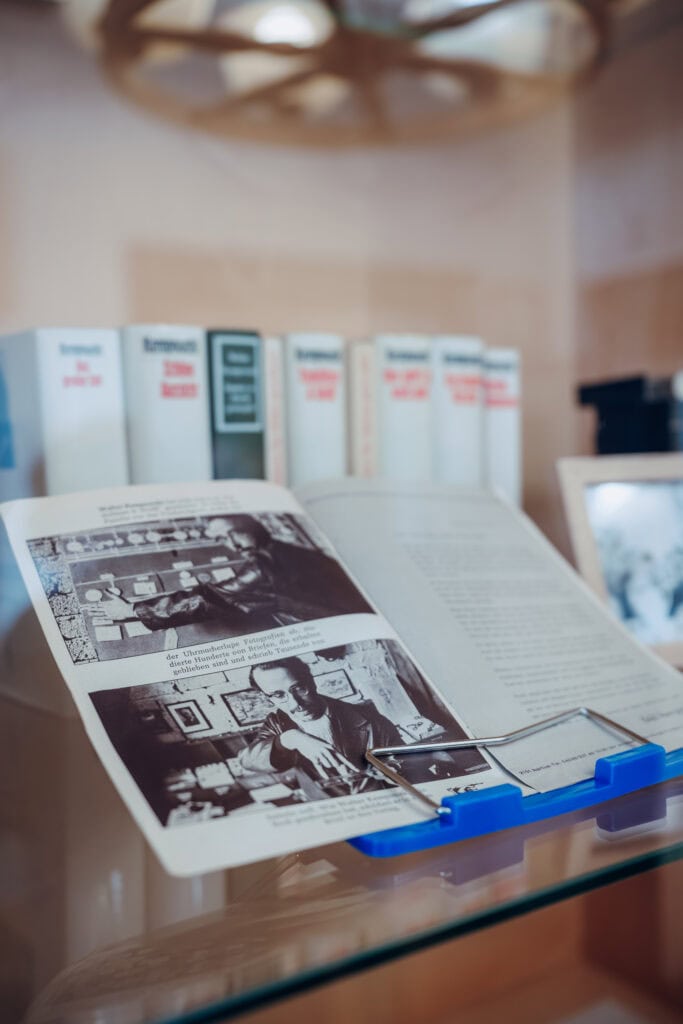 Ein Ausstellungsstück im Rostocker Kempowski-Archiv mit Fotos von ihm.