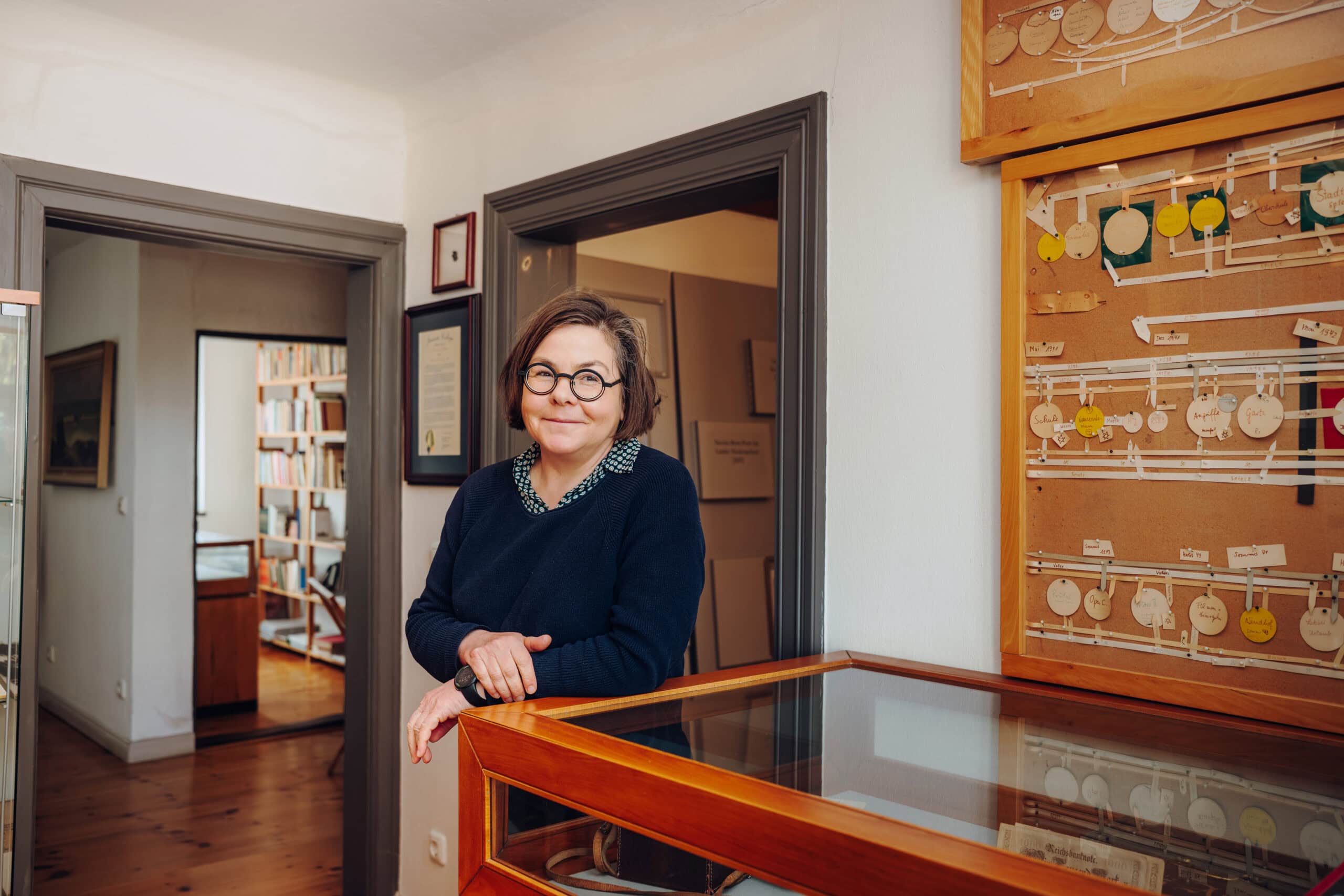 130 Mitglieder des Vereins »Kempowski Archiv Rostock – ein bürgerliches Haus« halten das Werk des Rostockers in Ehren. Archiv-Leiterin Katrin Möller-Funck kennt sich mit jedem Detail aus.