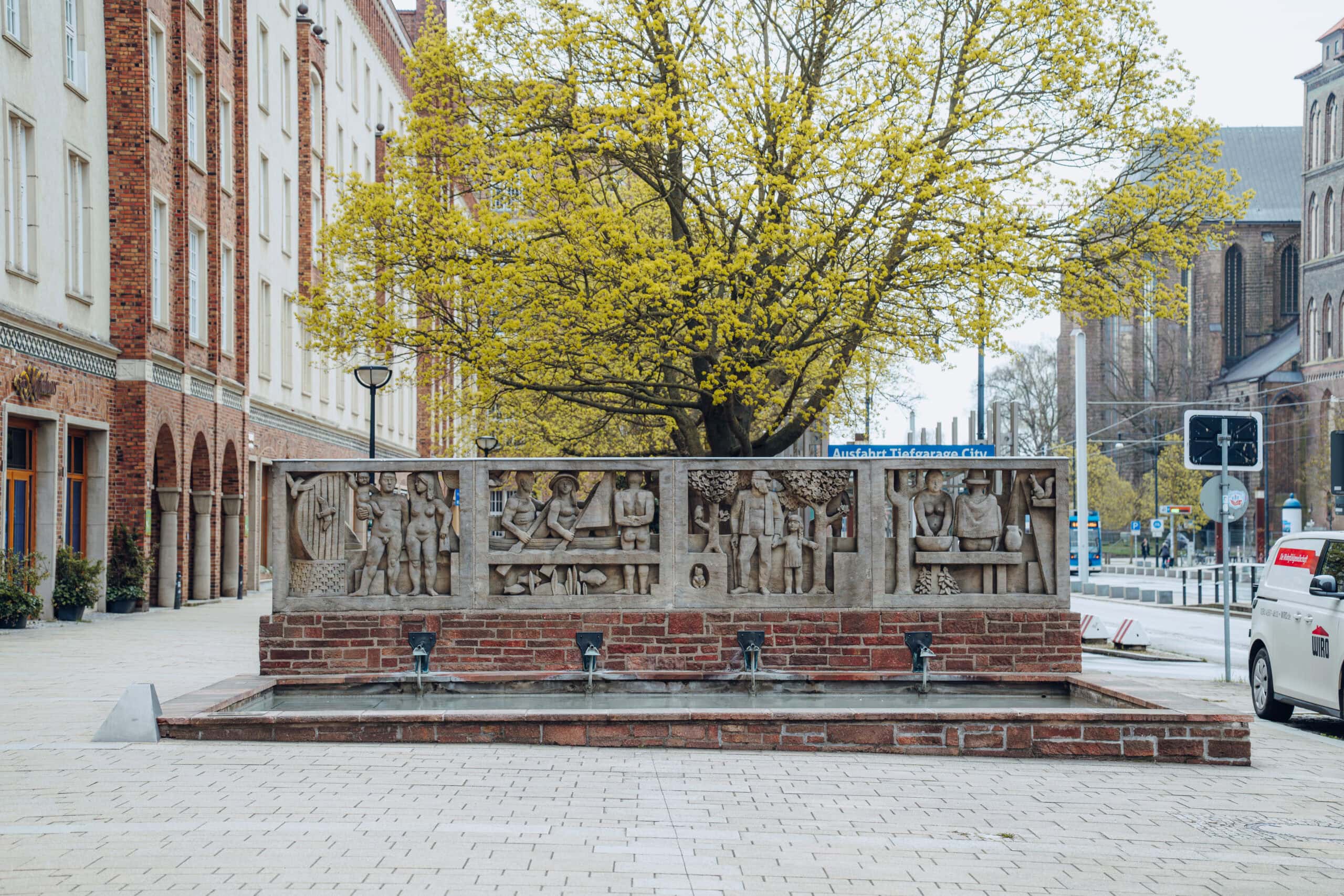 Der Reliefbrunnen in der Rostocker Langen Straße gehört der WIRO und wird im Frühjahr in Betrieb genommen.
