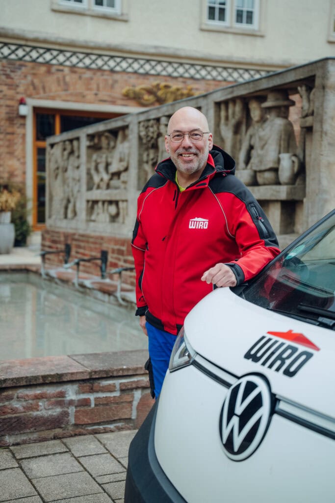 Andreas Buck am WIRO-Reliefbrunnen in der Rostocker Langen Straße.
