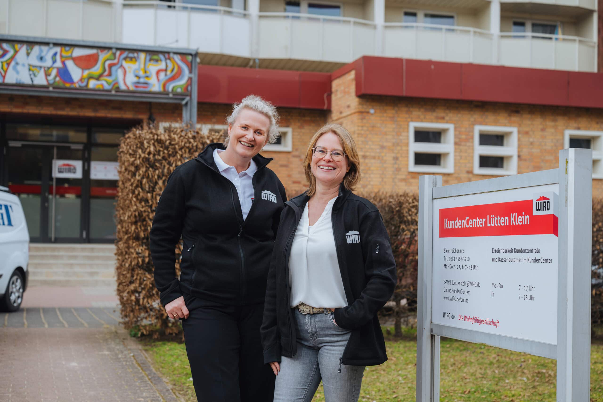 Wohnungsverwalterin Candy Bliemeister (rechts) und KundenCenter-Leiterin Claudia Schuster bekommen Verstärkung: Am 1. Juni treten die ersten beiden Quartiershausmeister der WIRO ihren Dienst an. Sie sind fortan zwischen Ostseeallee und Helsinkier Straße unterwegs.