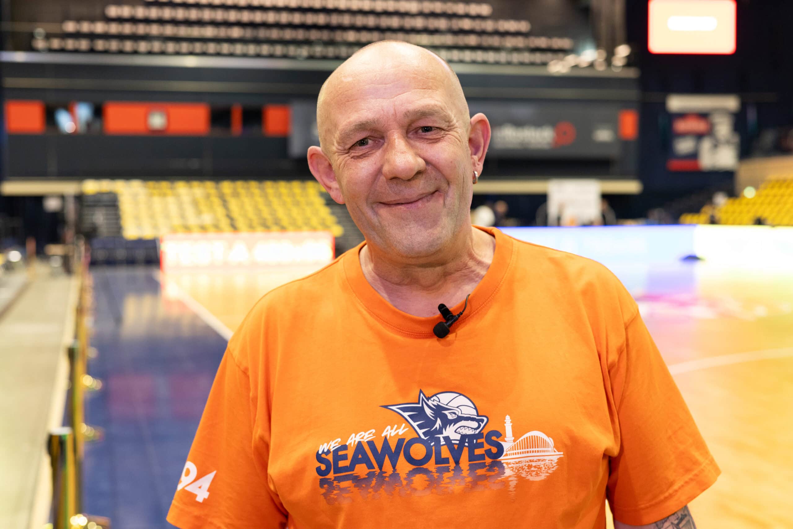 Michael Vieth ist schon lange vor und noch lange nach dem Spiel in der »Wolfshöhle« anzutreffen. Der Vollblut-Fans sind treue Vereinsmitglieder bei den Baltic Pirates e.V., dem Fanclub der Rostock Seawolves.