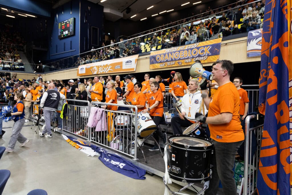 Wenn die Zuschauer die Stadthalle betreten, um die Rostock Seawolves bei ihren Heimspielen lautstark zu unterstützen, ist alles perfekt: Der Videowürfel spielt die bunten Einspieler ab, die LED-Werbebanden leuchten und auf den Stühlen warten die Klatschpappen auf ihren Einsatz.