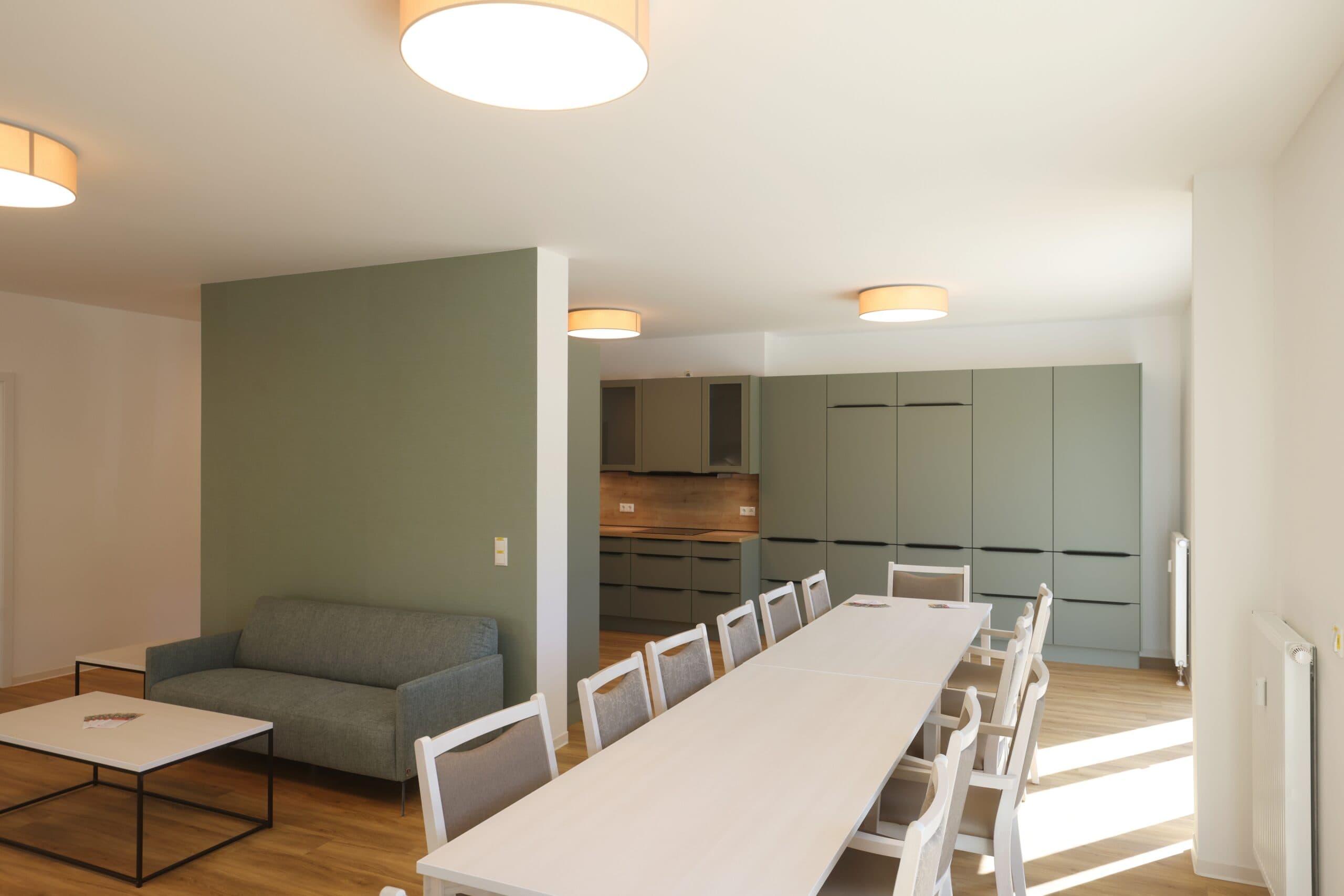 In der Warnowallee 23a, einem neu gebauten Wohnhaus, richtet die WIRO Wohnen in Rostock derzeit ihre ersten beiden selbstbestimmten ambulant betreuten Wohngemeinschaften ein. Die ersten beiden Etagen des Zwölfgeschossers im Stadtteil Lütten Klein sind für die Wohnprojekte reserviert.
