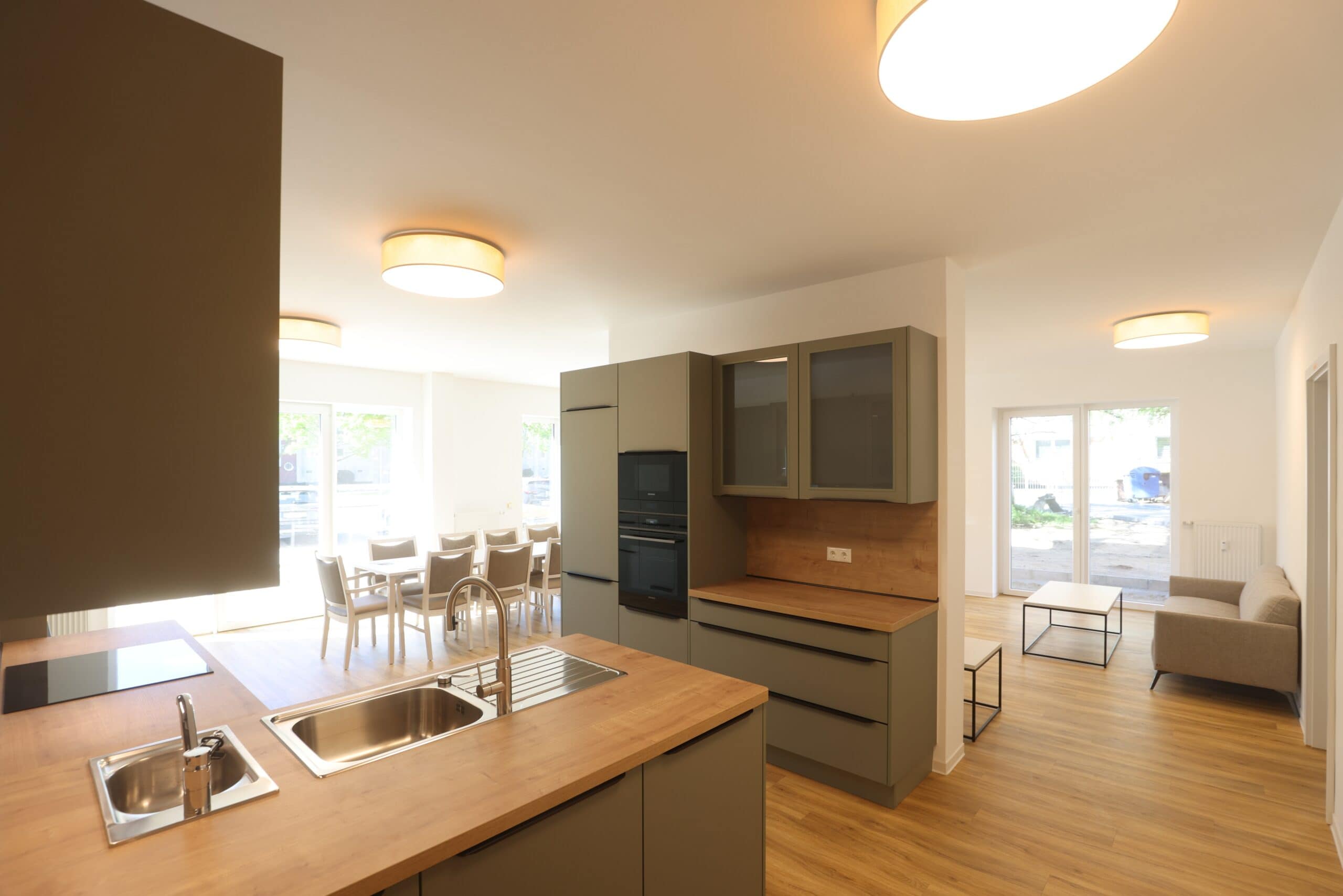 In der Warnowallee 23a, einem neu gebauten Wohnhaus, richtet die WIRO Wohnen in Rostock derzeit ihre ersten beiden selbstbestimmten ambulant betreuten Wohngemeinschaften ein. Die ersten beiden Etagen des Zwölfgeschossers im Stadtteil Lütten Klein sind für die Wohnprojekte reserviert.