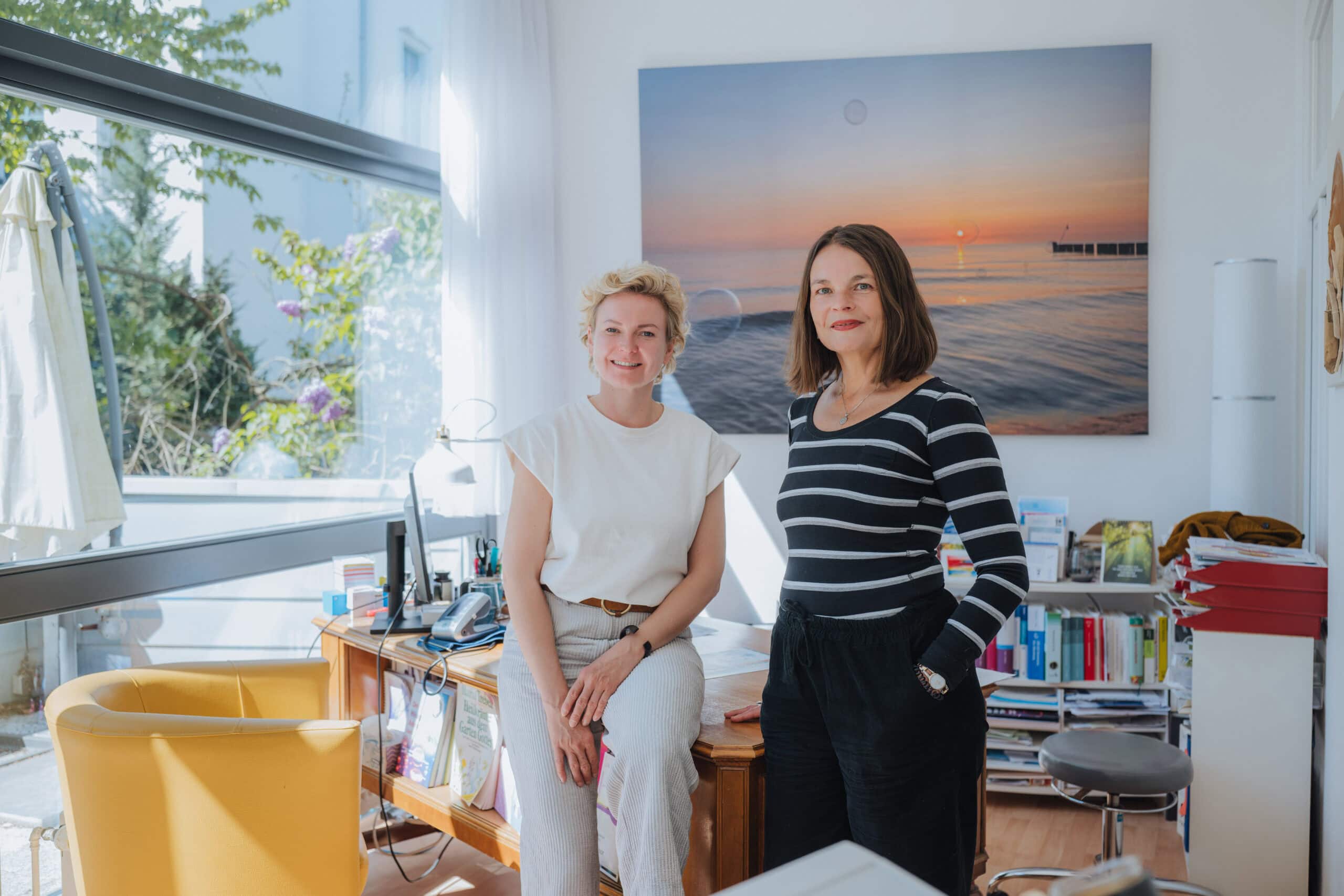 Melanie Behrens (links), blonde kurze Haare, helle Kleidung, und Stephanie Born, dunkler Bob, dunkle Kleidung, vom »Naturheilkundlichen Therapeutikum« fasten regelmäßig und sind kompetente Ansprechpartnerinnen zum Fasten.