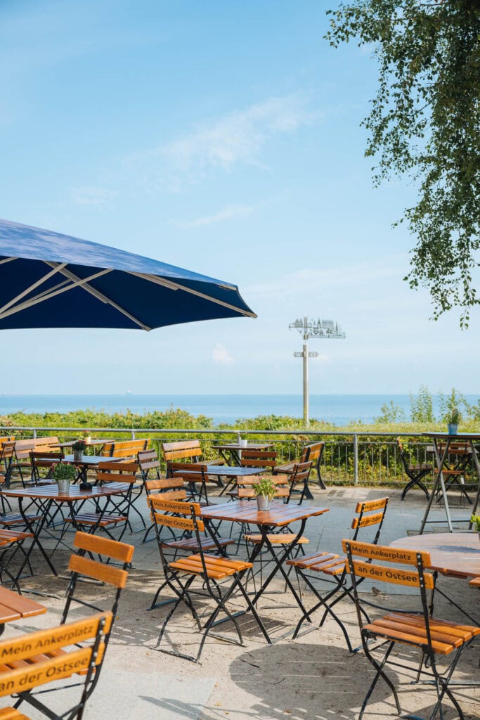 Den Kaffee mit dem besten Ausblick auf die Ostsee gibt’s auf der Wilhelmshöhe. Im Selbstbedienungs-Imbiss auf der riesigen Terrasse vor dem Restaurant gibt es täglich hausgemachte Soljanka, Milchreis und Kuchen. Das Beste ist aber die Lage direkt an der Steilküste. Ausreichend Tische und Stühle sind vorhanden. Perfekter Zwischenstopp auf einer Wanderung durch den Küstenwald oder an der Ostsee.