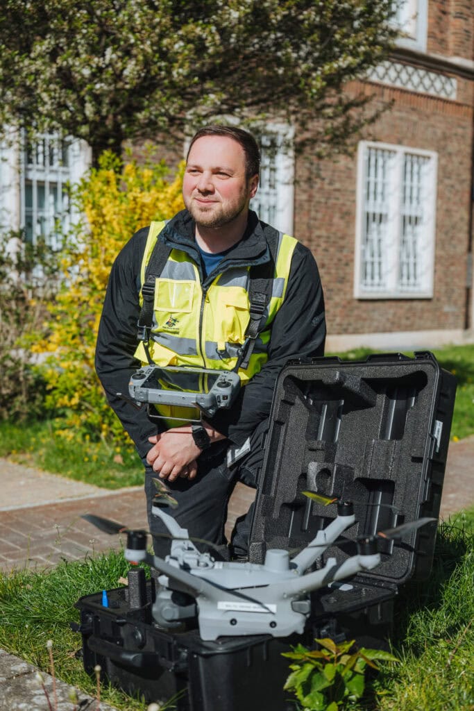 Benjamin Konias vom »Baltic Drone Service« untersucht per Drohne WIRO-Hausfassaden in der Rostocker Innenstadt.