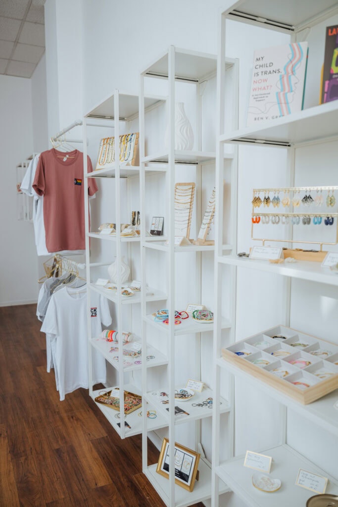 Der Rostocker Laden Kiez 4 in der Langen Straße bietet Buntes und Kreatives wie Schmuck, Shirts oder auch Schnürsenkel.
