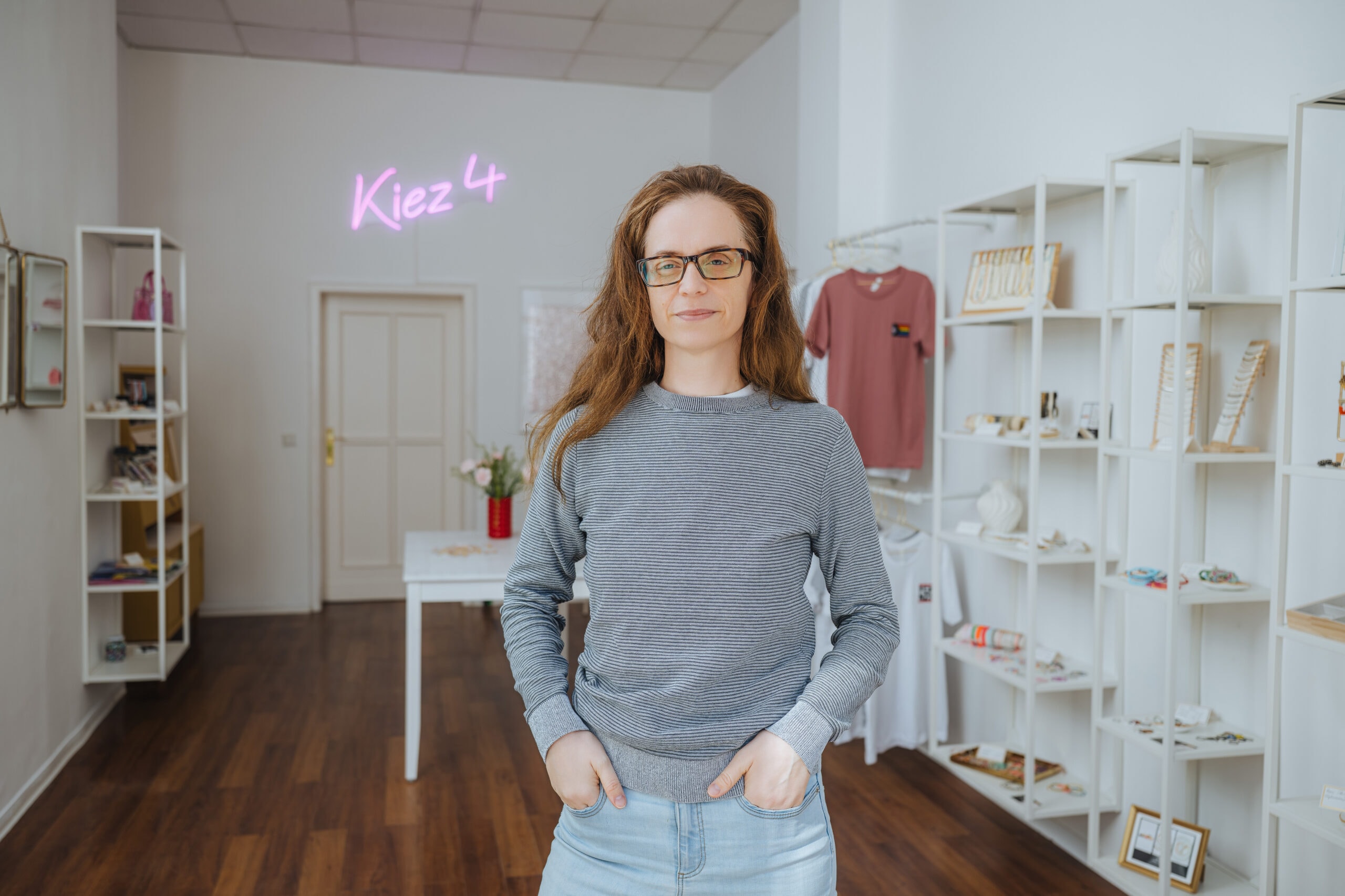 Anja Kietzmann im Kiez 4. In dem kleinen Rostocker Geschäft in der Langen Straße liegen Armbänder aus Perlen neben Duftkerzen, Schnürsenkeln in Regenbogenfarben, bestickten T-Shirts und kleinen Kunstwerken.