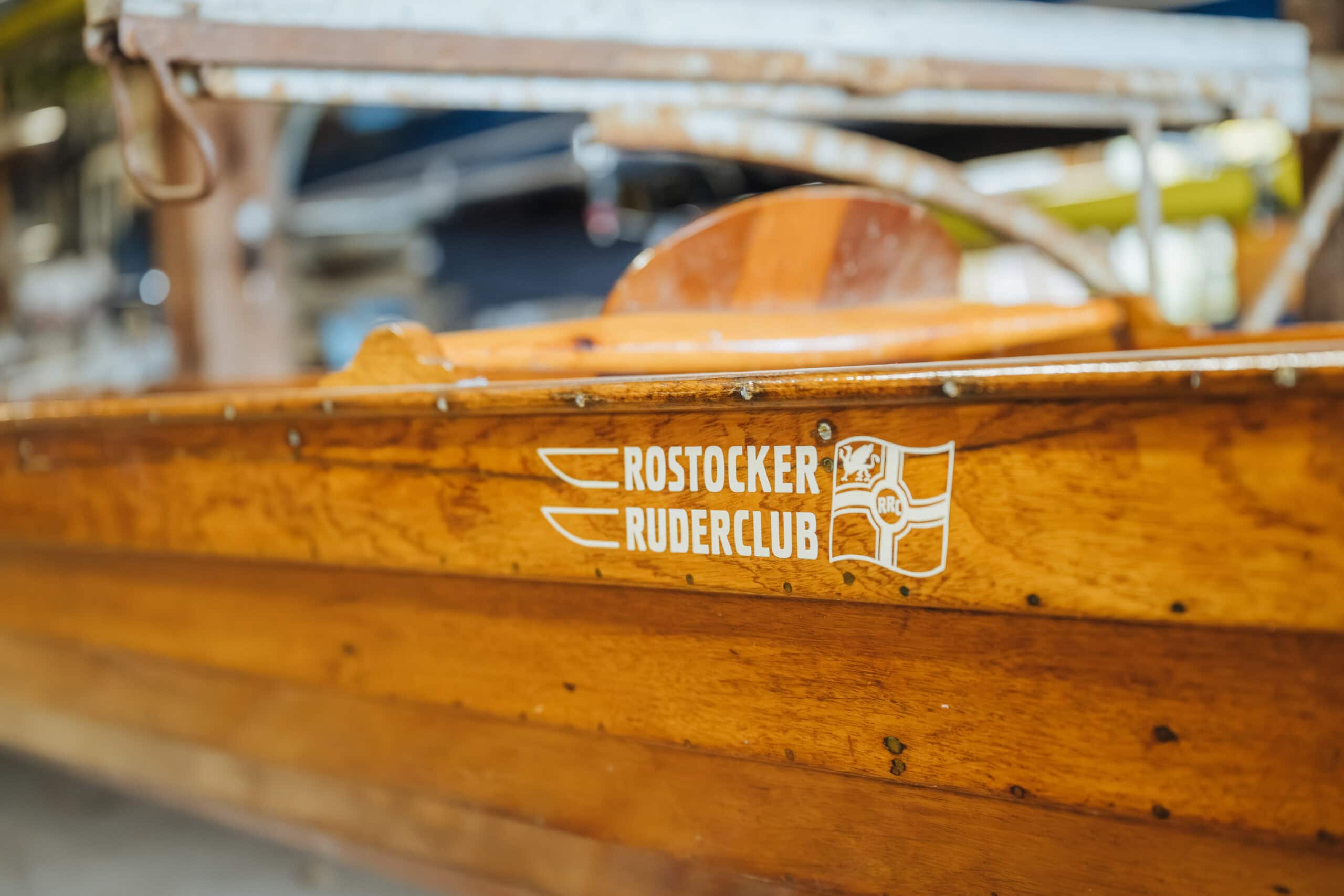 Ein braunes Holzboot vom Rostocker Ruder-Club